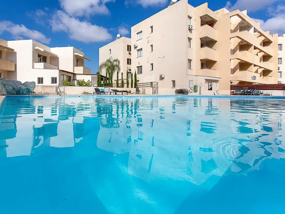 Apartament z 2 sypialniami i wspólnym basenem w Universal, Pafos